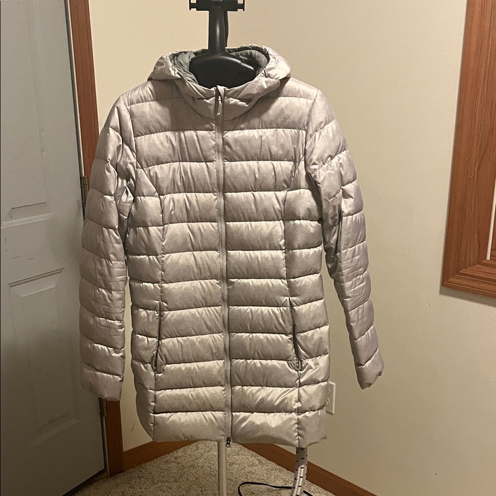 Eddie Bauer Women's Light Gray Puffer Jacket - Light Weight.